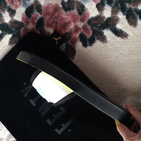 Rihanna‘s PUMA Women's Fenty Surf Sandal - Picture 6 of 8